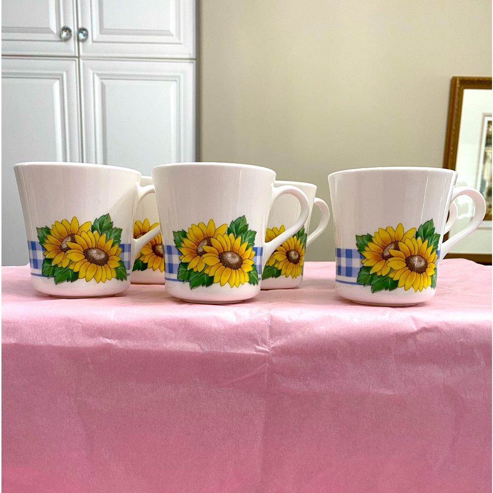 EUC 6 VTG CORNING “SUNSATIONS” MUGS WITH YELLOW SUNFLOWERS AND BLUE CHECKS